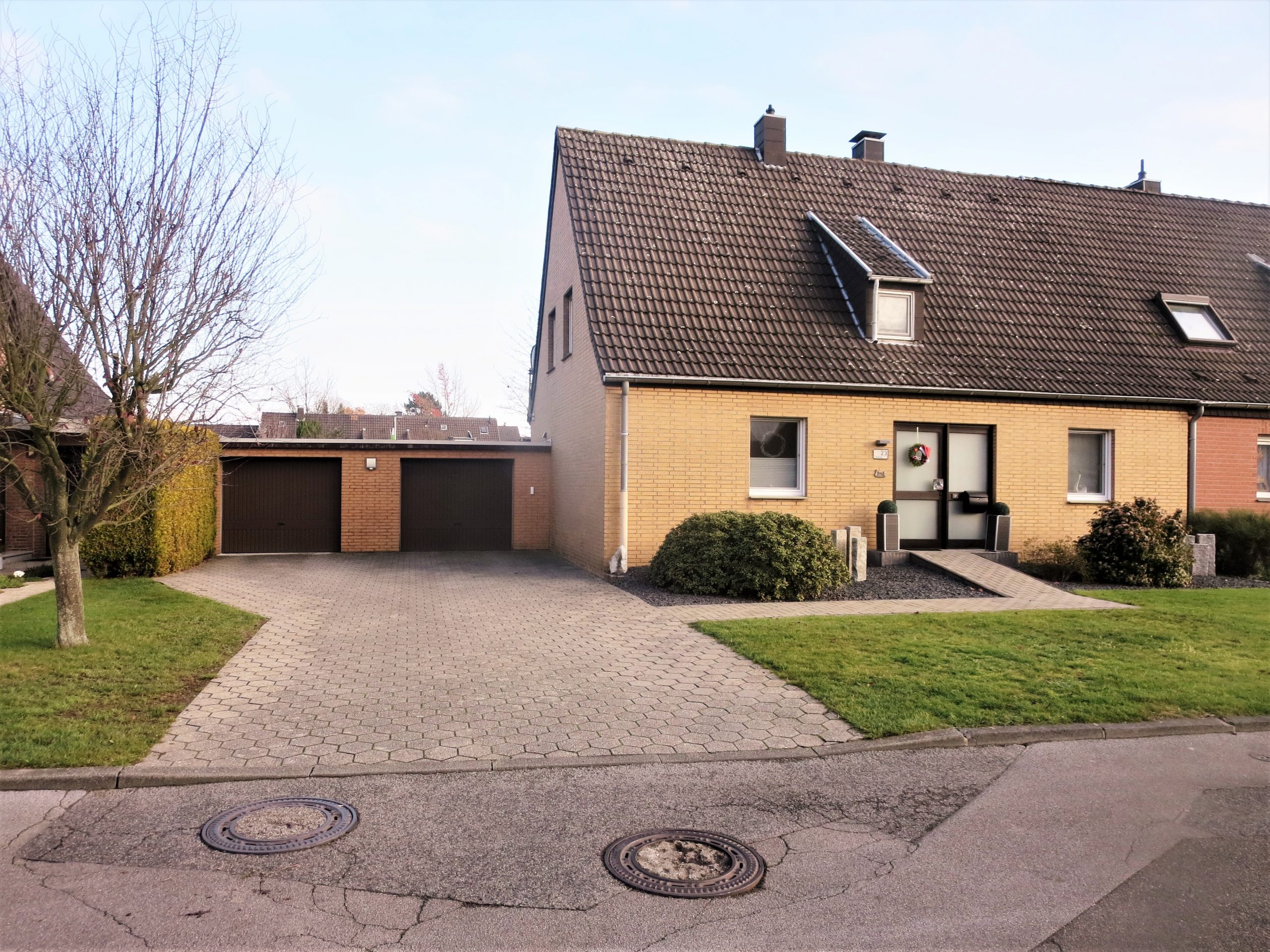 Modernisierte Doppelhaushälfte mit Wintergarten und Doppelgarage in Mönchengladbach-Odenkirchen