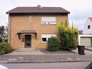 Freistehendes Einfamilienhaus mit Garage und großem Grundstück in guter Wohnlage in Grevenbroich