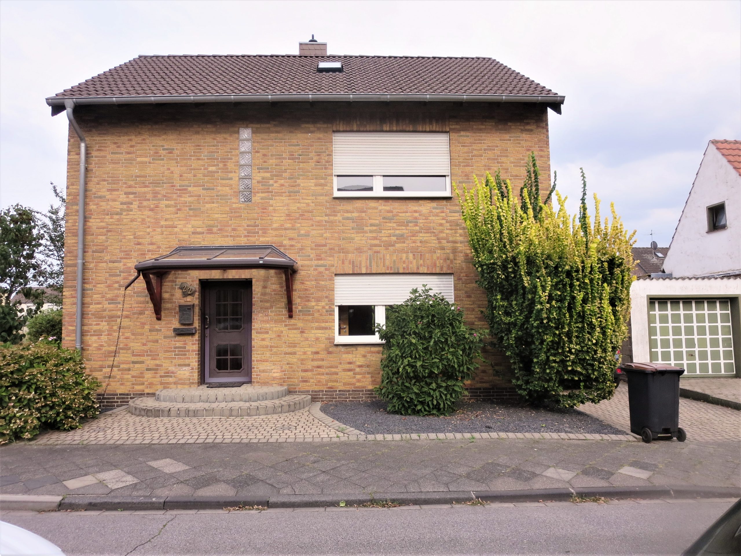 Freistehendes Einfamilienhaus mit Garage und großem Grundstück in guter Wohnlage in Grevenbroich