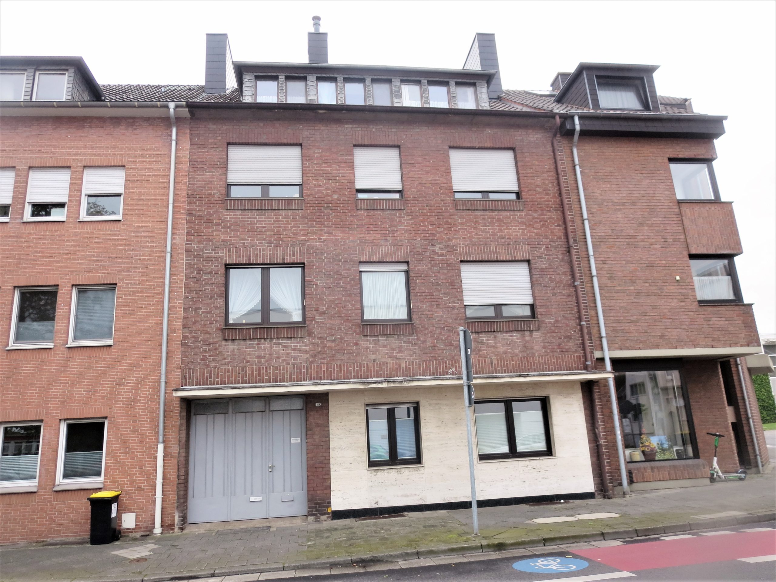 Mehrfamilienhaus mit 4 Wohneinheiten plus Werkstatthalle mit Büro und Garage in 41239 Mönchengladbach-Rheydt